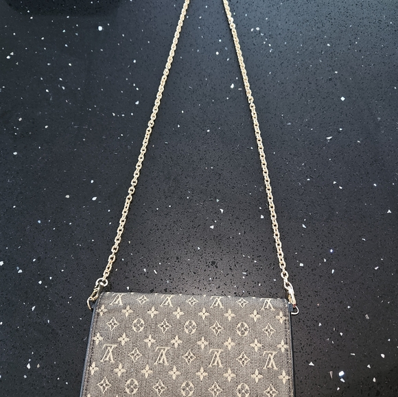 LOUIS VUITTON Denim Wallet on a Chain - Picture 7 of 16